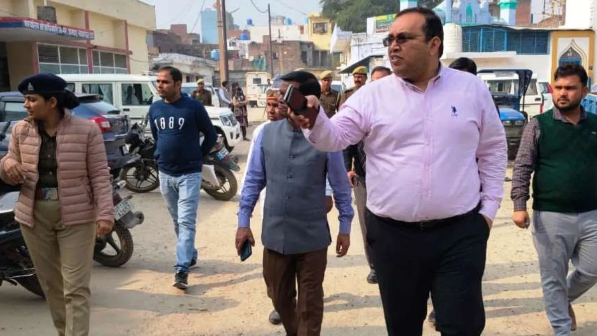 शहर की सड़कों पर अचानक पैदल निकले डीएम प्रणय सिंह, लोगों से की ये अपील
