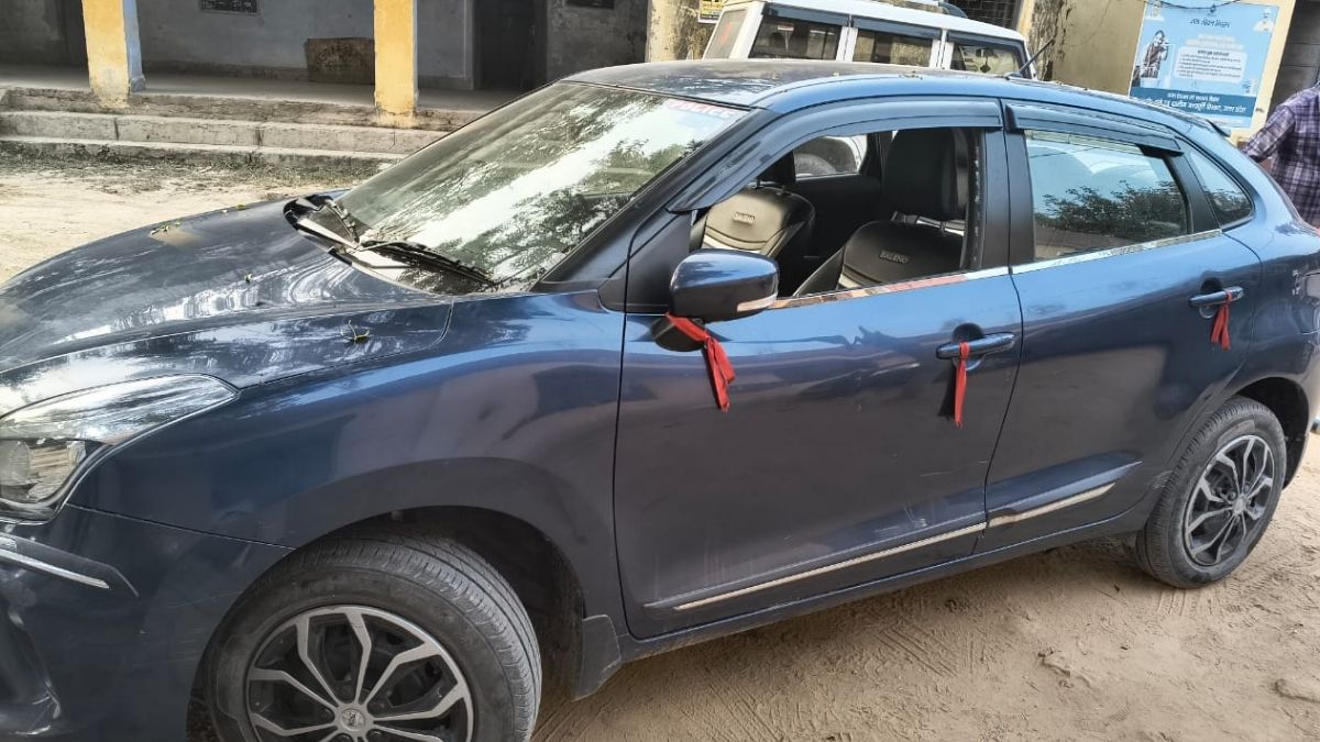 3 lakh rs stolen by breaking the glass of the policeman father s car