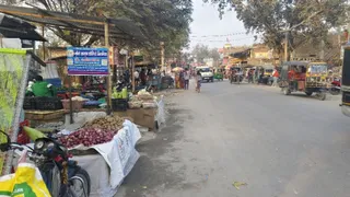 अतिक्रमण की गिरफ्त में PWD रोड