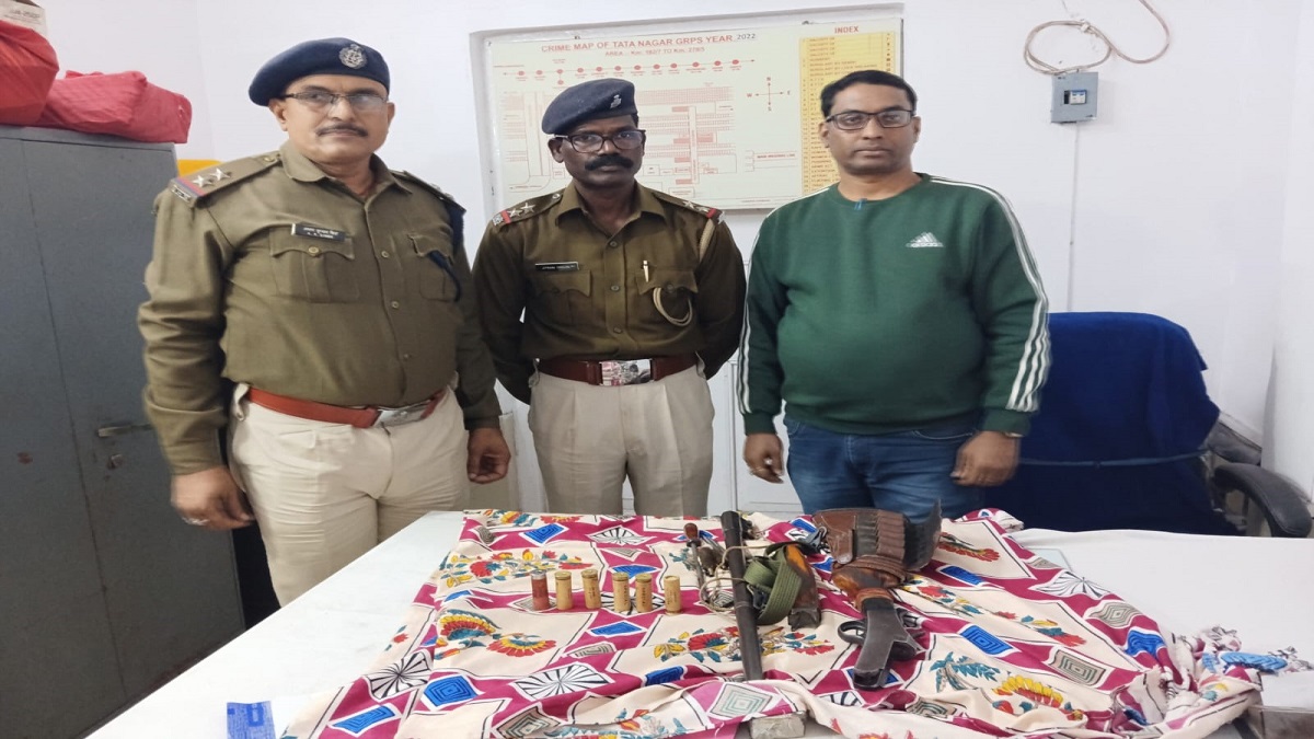 tatanagar railway station rifle and cartridges found investigation underway