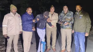 मुठभेड़ में घायल को ले जाती पुलिस। जागरण