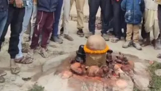 सीता कुंड धाम में खुदाई के दौरान मिला प्राचीन शिवलिंग