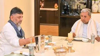 CM सिद्दरमैया ने 'शुद्ध शाकाहारी' पत्रकार से चिकन-अंडे पर की बातचीत (फोटो- @DKShivakumar)