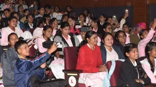 फिल्म के दौरान स्टूडेंट्स।