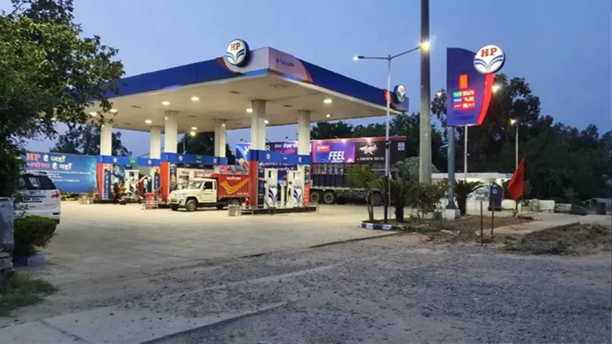petrol pump robbery employees held hostage 42000 looted