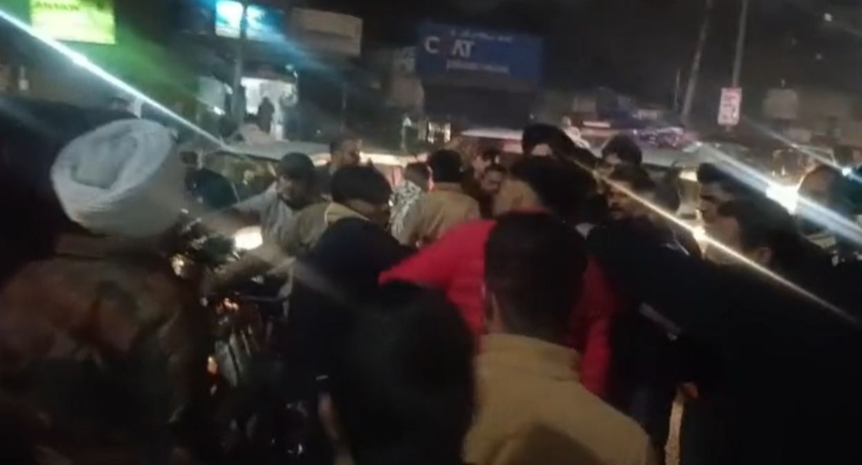 amritsar phone snatchers caught and beaten by mob on batala road