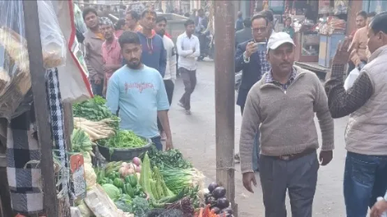 संभल के चंदौसी में अतिक्रमण पर चला बुलडोजर, नालियों पर से हटाया कब्जा
