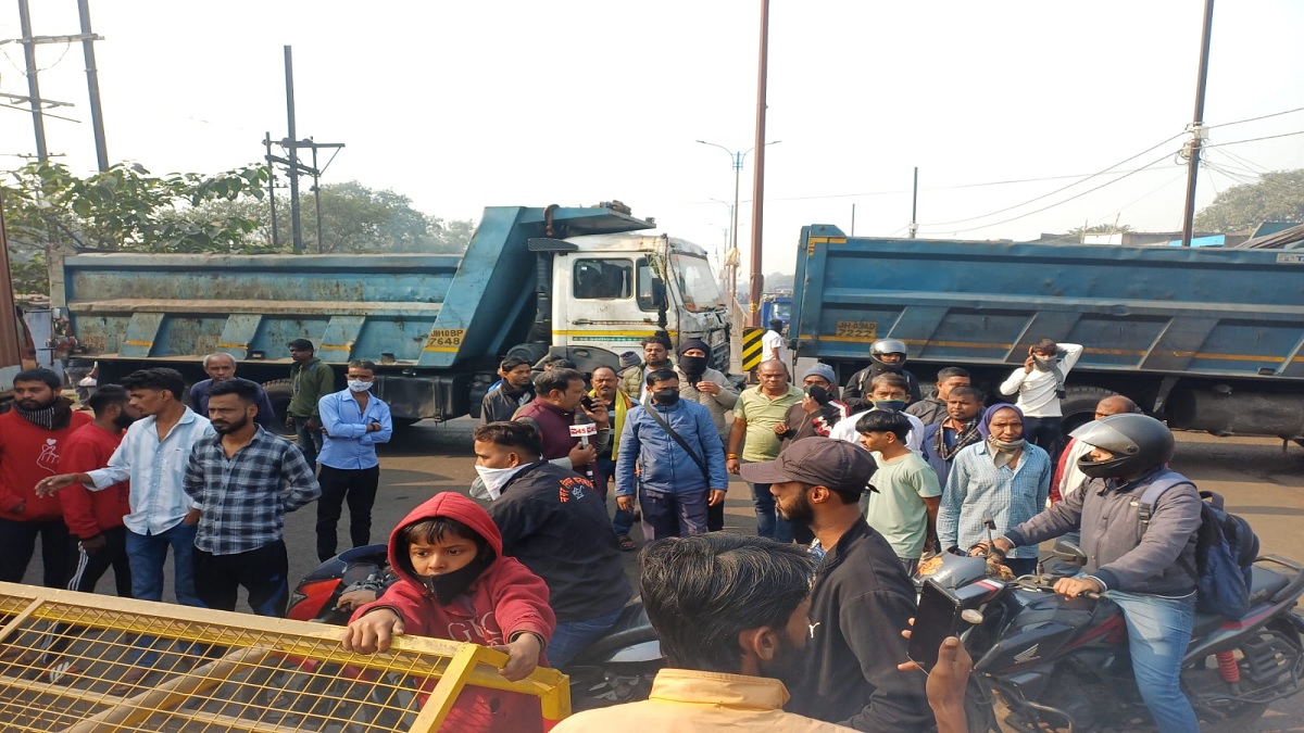 dhanbad gas leak affected residents block dhanbadbokaroranchi road demand compensation and rehabilitation from bccl