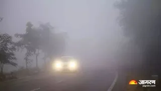 घने कोहरे के कारण सुबह में भी लाइट जलाकर चलाए जा रहे वाहन। फाइल फोटो