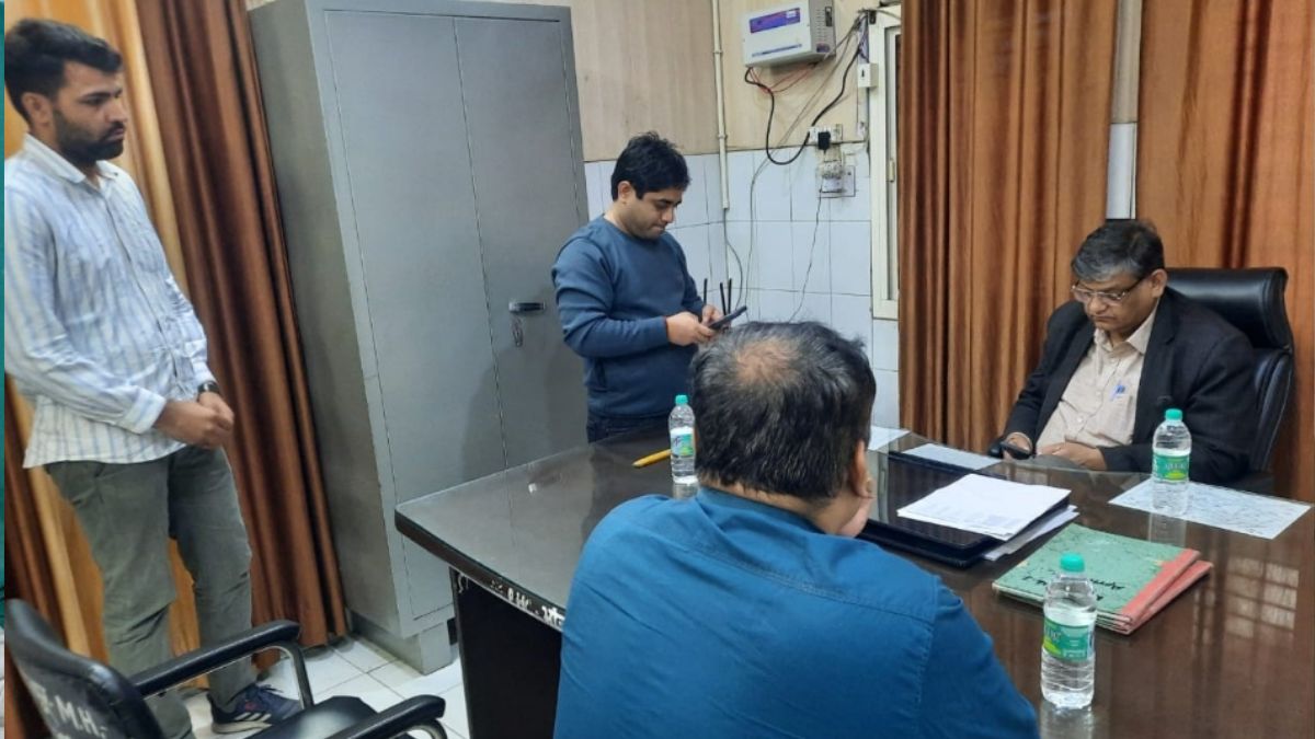 ghaziabad joint director inspection exposes doctors absenteeism