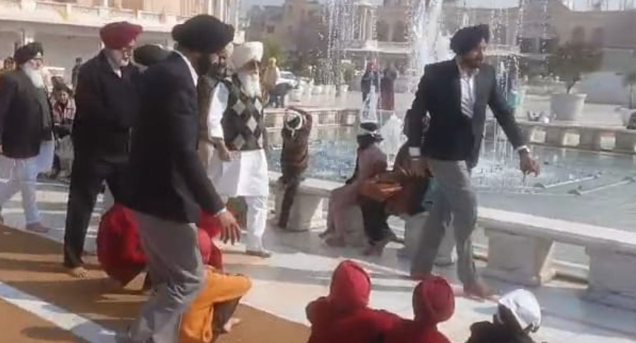 dera radha swami chief visits golden temple pays homage