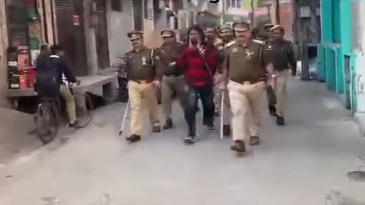 history sheeter criminal pared and apologize with public in aligarh