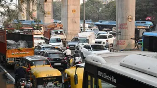 यमुना विहार मेट्रो स्टेशन के नीचे मंगलवार शाम को टूटी पानी की पाइप लाइन दिल्ली जल बोर्ड गलती की वजह से टूटी थी।