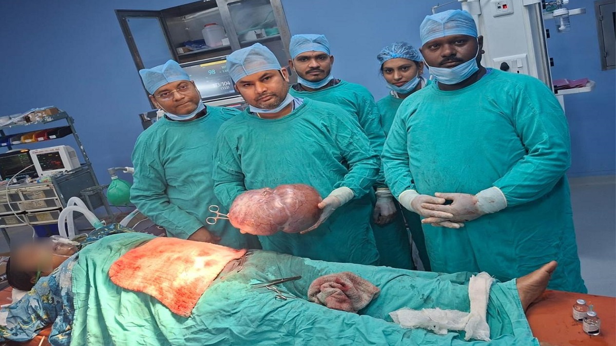 pratapgarh doctor woman 10 kg tumor removed from stomach successful surgery