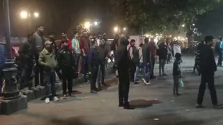 प्रयागराज के सिविल लाइंस में रेस्टाेरेंट के बाहर बुधवार रात हुई मारपीट के बाद जुटी भीड़। जागरण