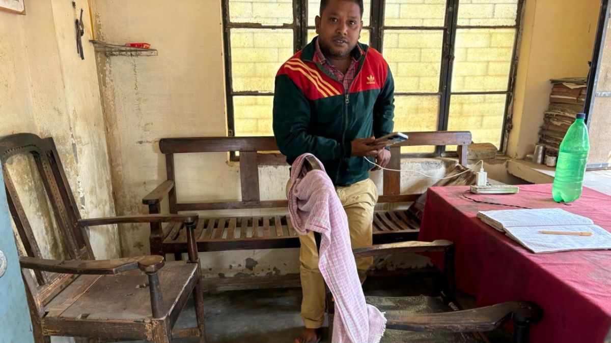 tilhar bus stand converted to illegal parking officials ignore passenger struggle on highway