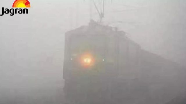 Auraiya News: धुंध के बीच ट्रेनों की लेटलतीफी ने बढ़ाई यात्रियों की परेशानी, 4 घंटे लेट पहुंची स्वर्ण शताब्दी एक्सप्रेस

