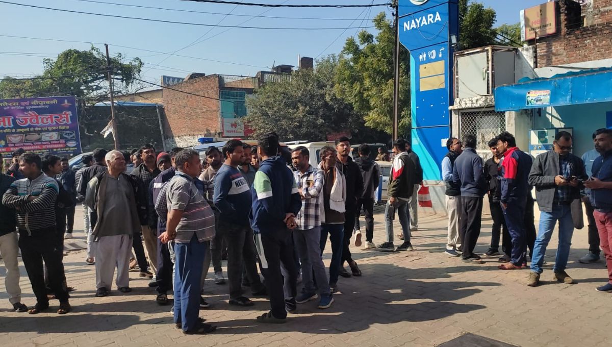 fatehpur news prv sub commanders collar grabbed uproar against police