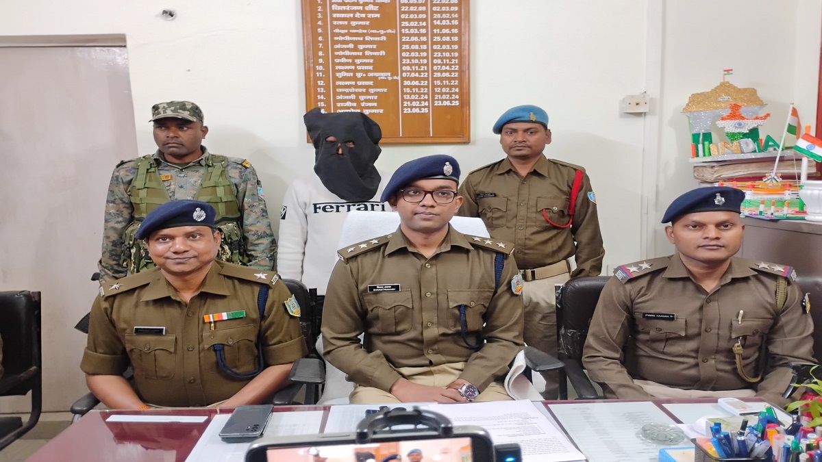 drug peddler arrested in chakradharpur with brown sugar