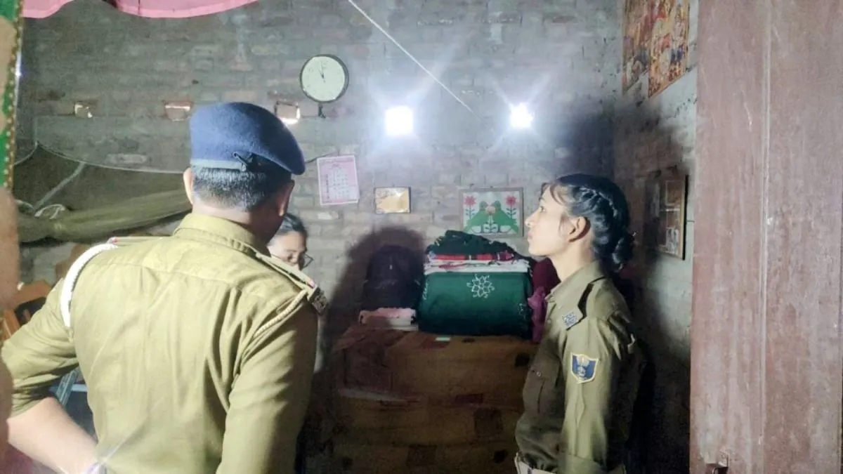 एक ही दुपट्टे से नाबालिग प्रेमी जोड़े ने लगाई फांसी, लड़की के कमरे में पंखे से लटका मिला शव