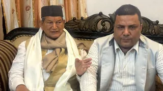 पत्रकारों से बात करते उत्तराखंड के पूर्व मुख्यमंत्री हरीश रावत।