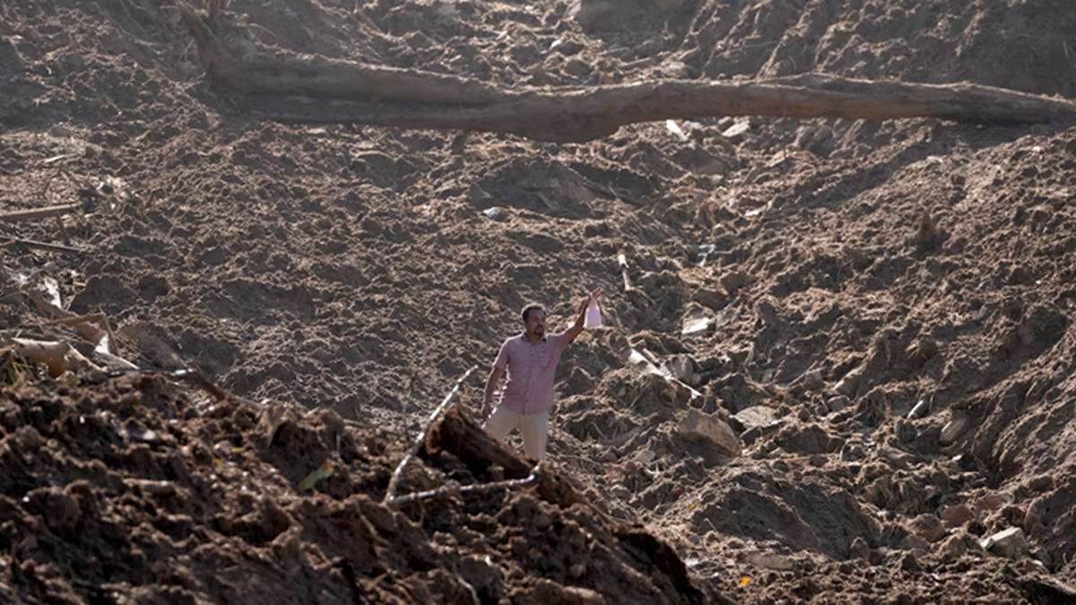 sri lankans search for loved ones under mud after cyclone