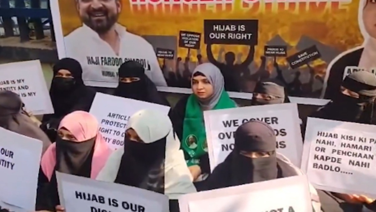 protests against burqa niqab ban in mumbai college