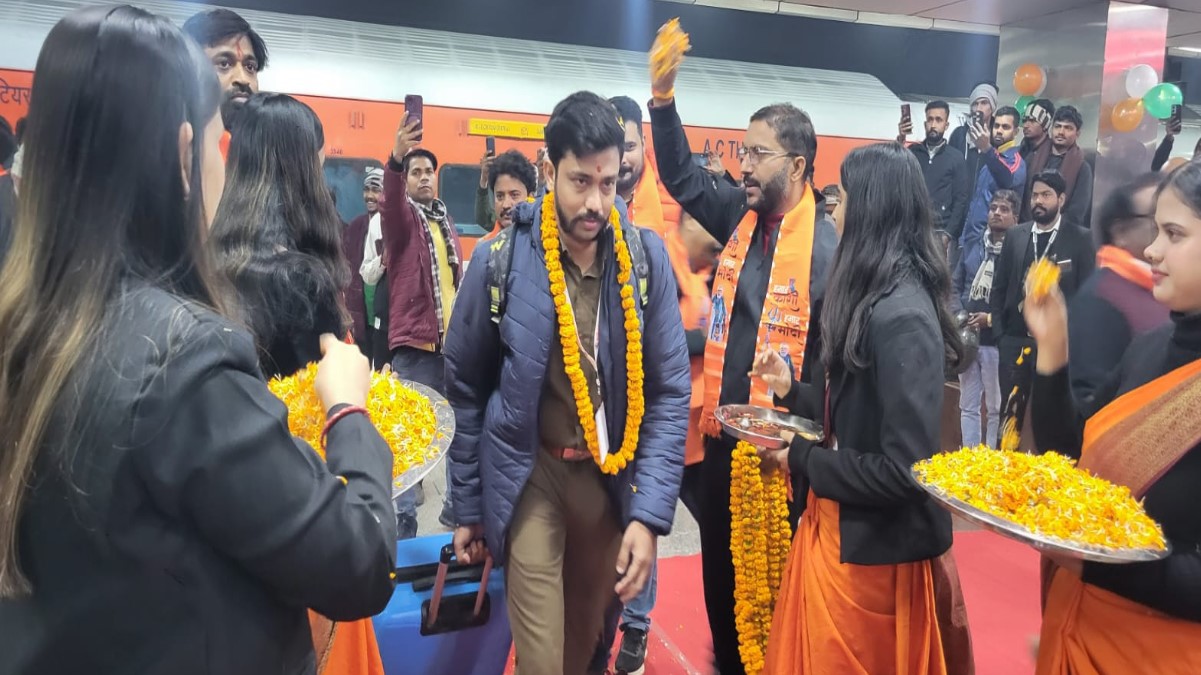 kashi tamil sangamam 4 second contingent from tamil nadu welcomes with drum playing and flower showers