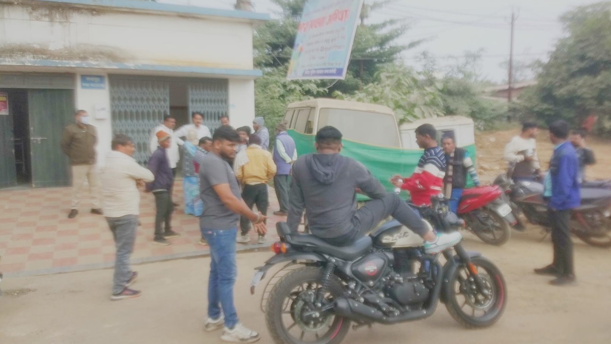 katni road accident father and daughter dead mother injured