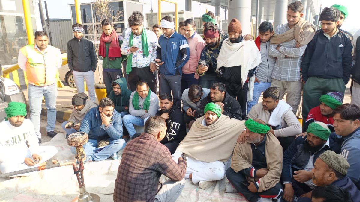 farmers protest at kashi toll plaza in meerut over misbehavior allegations