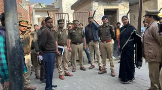 कैराना में डीएम के आदेश पर गैंगस्टर इनाम धुरी की अवैध संपत्ति कुर्क करने के दौरान मौजूद पुलिस व प्रशासन की टीम। जागरण
