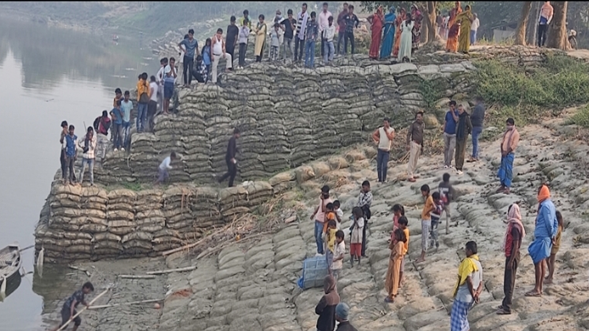 begusarai body of unknown woman found in river murder suspected