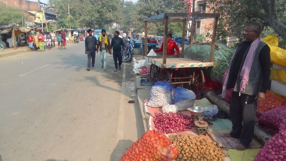 illegal encroachment on footpaths in chandi market pedestrians face difficulty