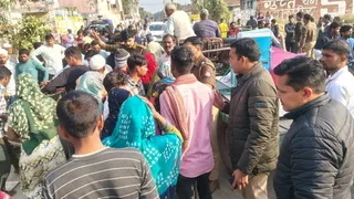 शाहपुर के मंसूरपुर रोड पर दुर्घटना के बाद जमा भीड़ और मौके पर पहुंची पुलिस।