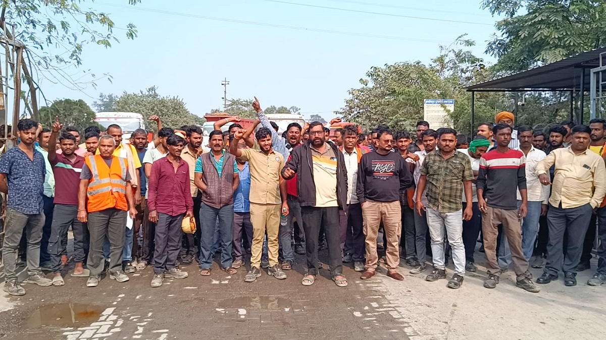 tata steel jamshedpur trailer drivers protest parking fee hike