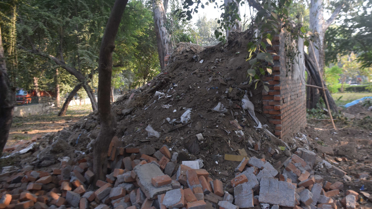 delhi sardar patel statue platform collapses before installation