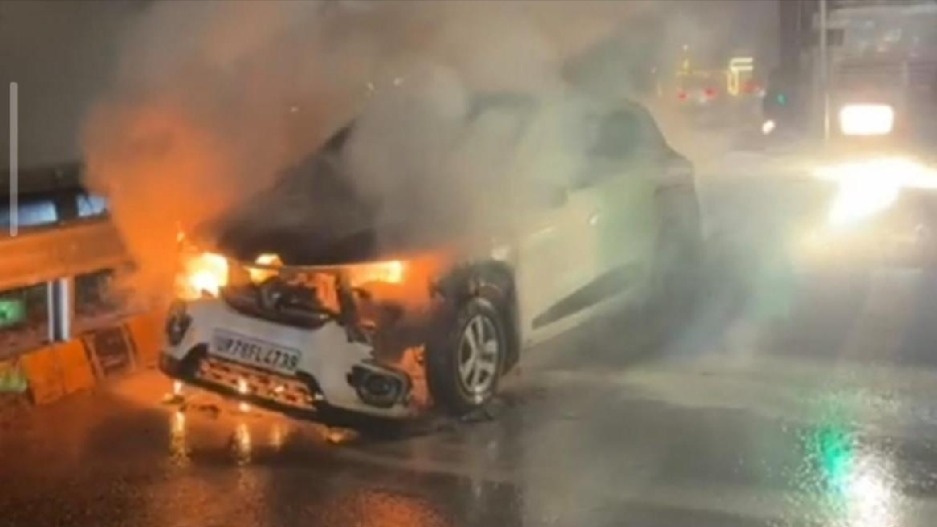 car fire on lucknowkanpur highway in unnao two survive