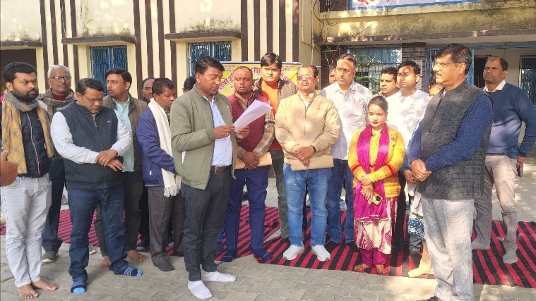 why are secretaries leaving government groups protest demands