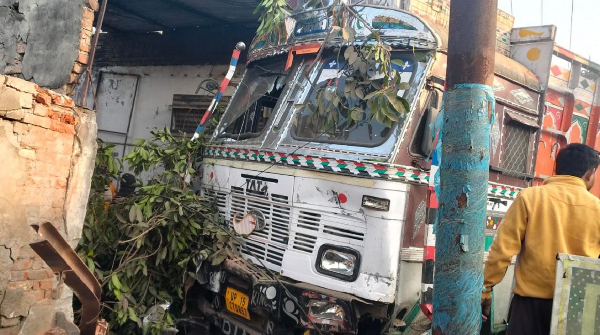 fatal truck accident in khatauli one dead vehicles damaged