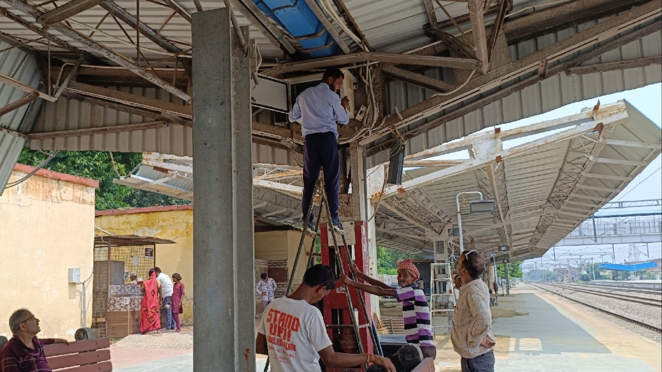 nonfunctional coach indicator creates confusion for passengers