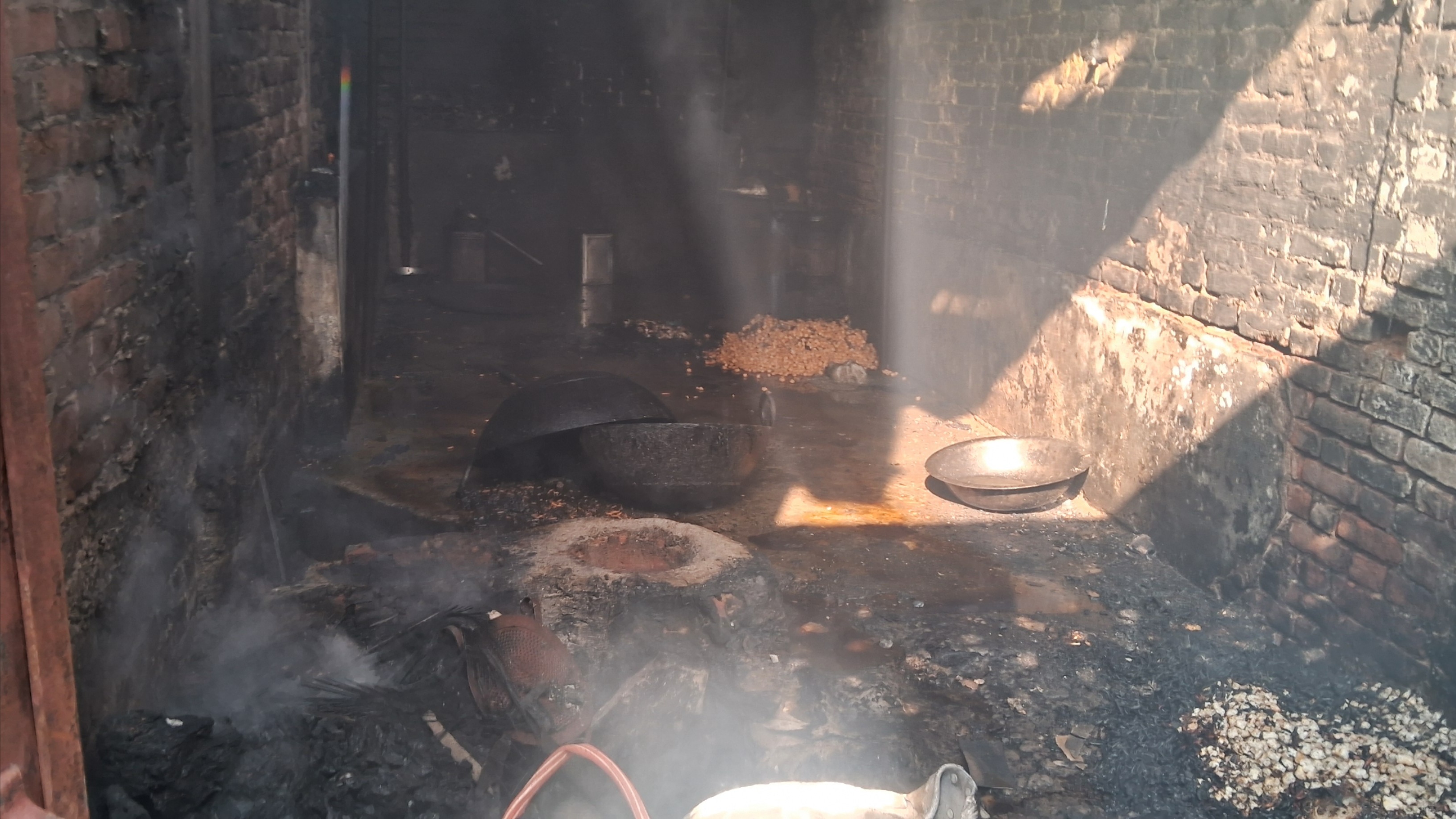 fire at namkeen factory in raebareli after gas cylinder explosion