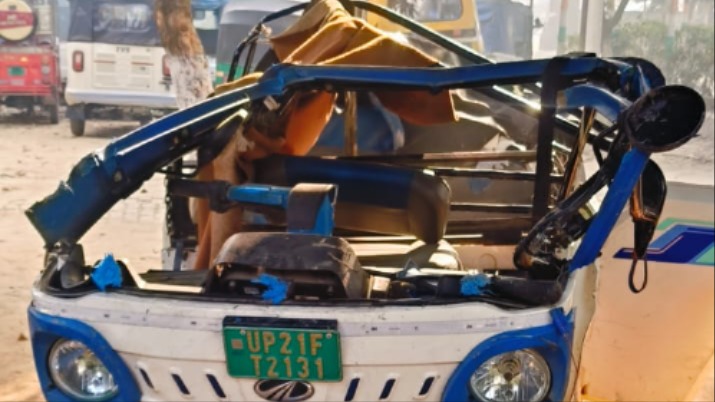 moradabad accident auto rickshaw crushed three dead two injured