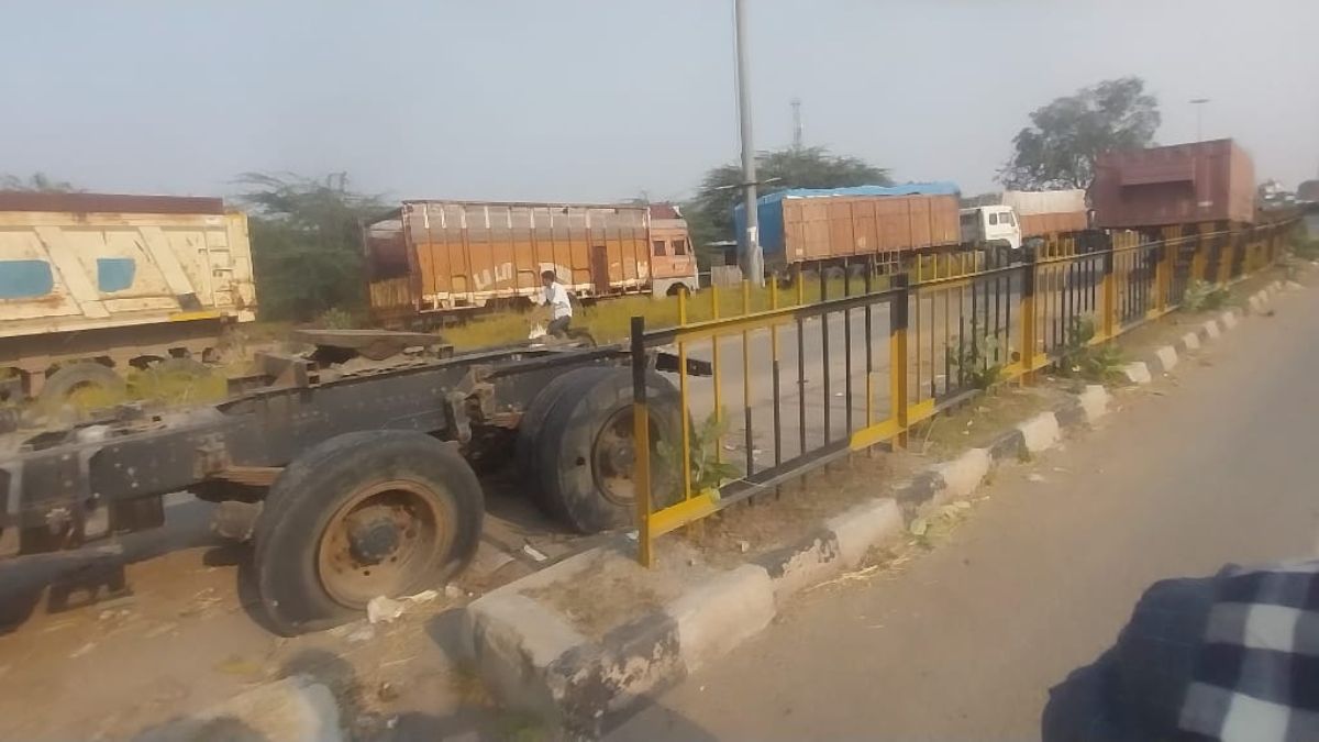 agra jaipur highway encroachment on service road condom vehicles parked on road