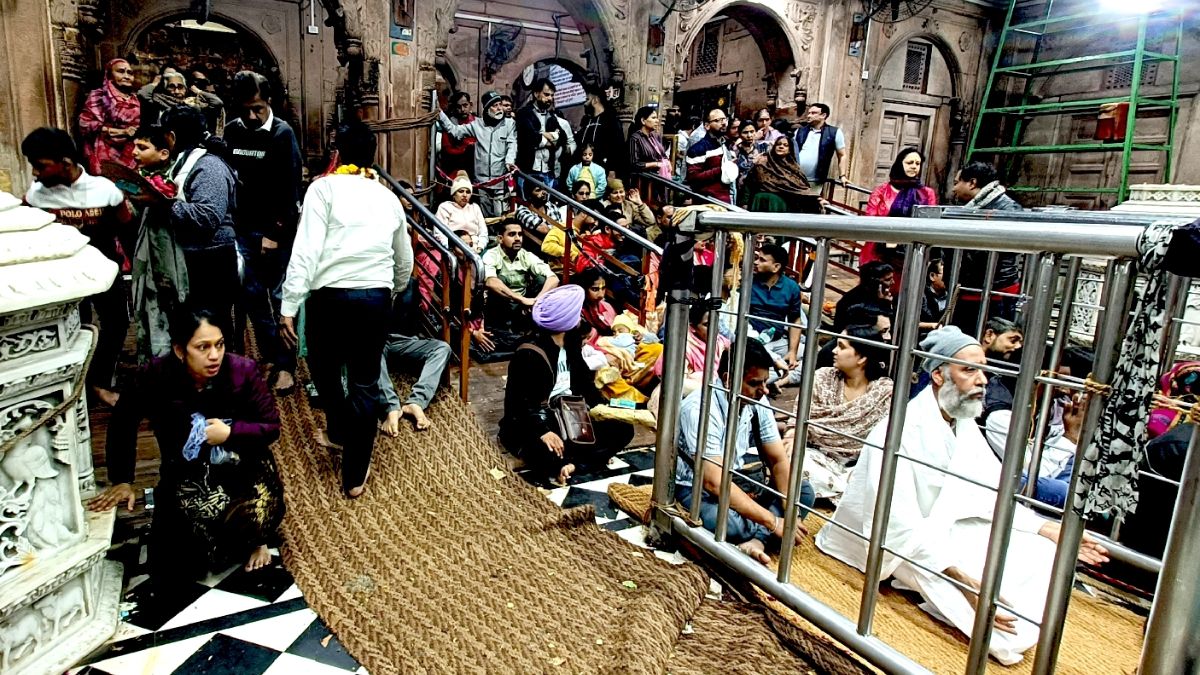 banke bihari temple queue system for darshan to manage yearend crowd