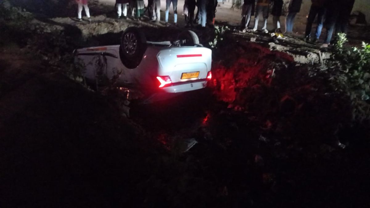 agra taxi accident uncontrolled car falls into canal driver safe