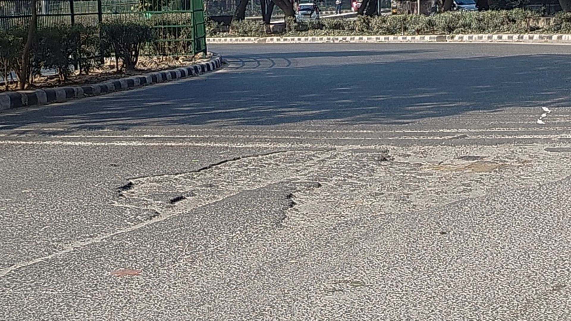 delhi roads pothole repair delay amid pollution concerns