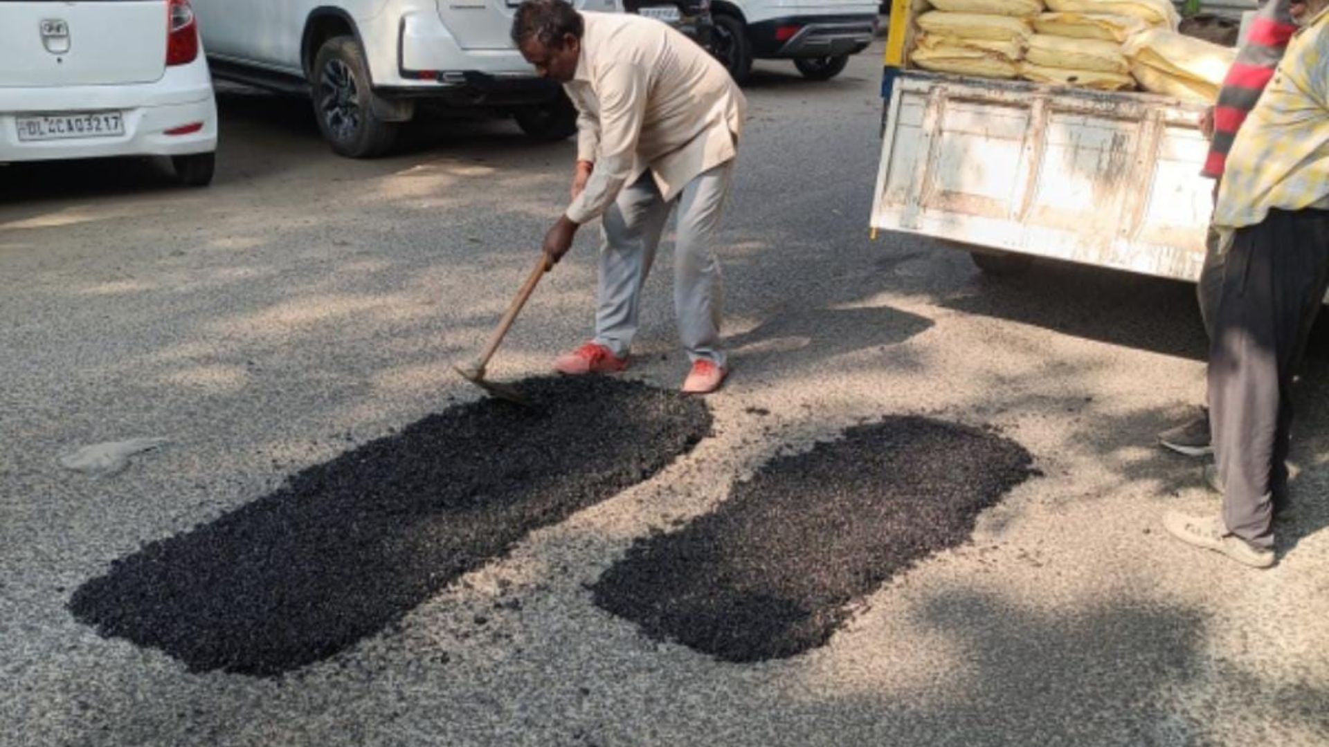 delhi roads pwd fills potholes in special drive after cms order