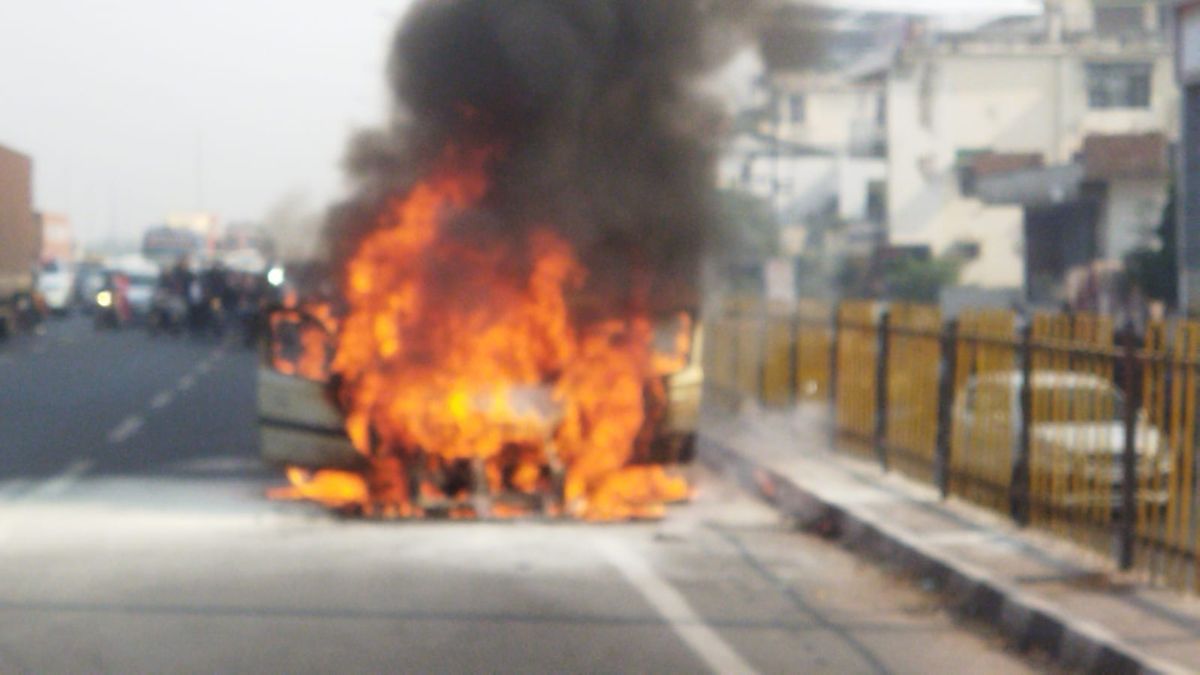 car catches fire on kanpur agra highway passengers escape