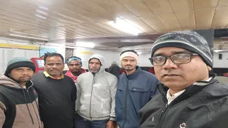 कैमरून से लौटे पांचों मजदूर।