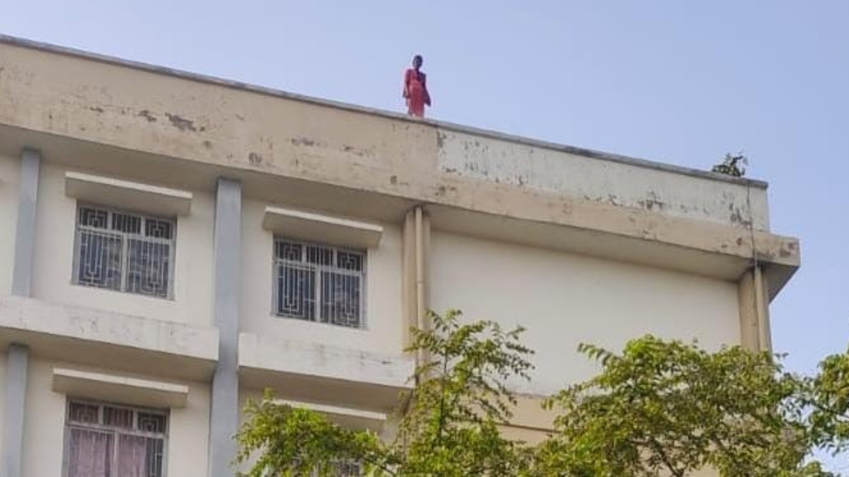 gopalganj womans highvoltage drama on court building roof